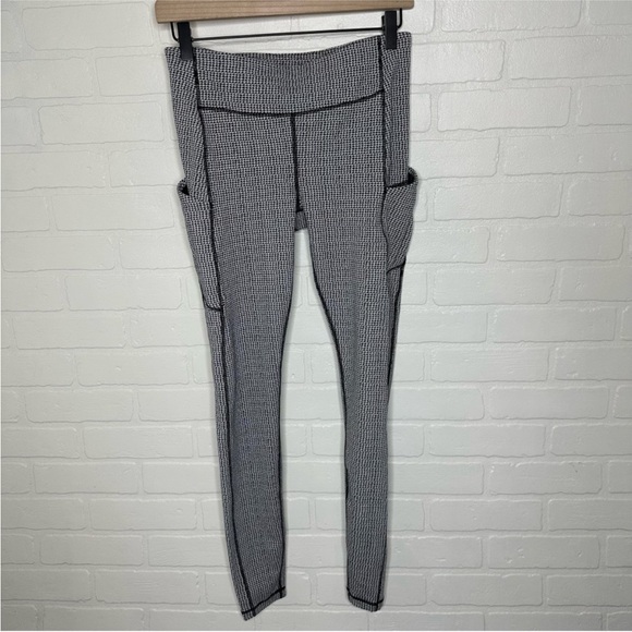 Lululemon Speed Up Tight *Full-On Luxtreme 28"
Teeny Tooth White Black sz 8 - Picture 6 of 9
